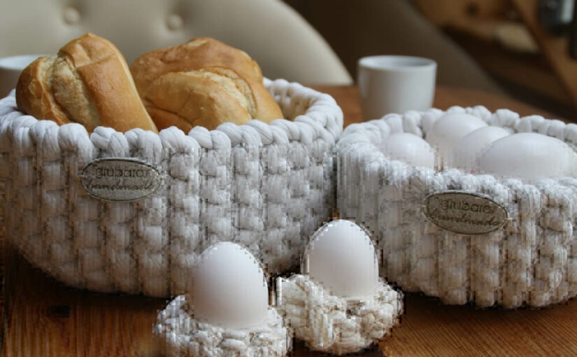 Gestrickte Körbe und gehäkelte Eierbecher für den Frühstückstisch